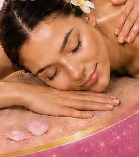 Cliente détendue pendant un massage des épaules
